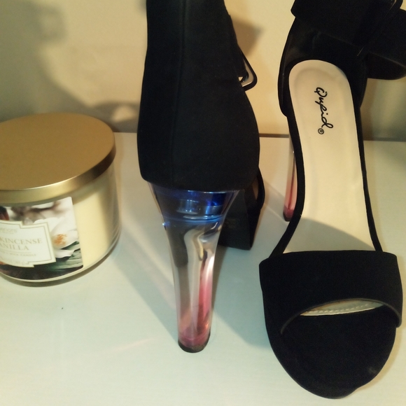 Black heels - Picture 1 of 5
